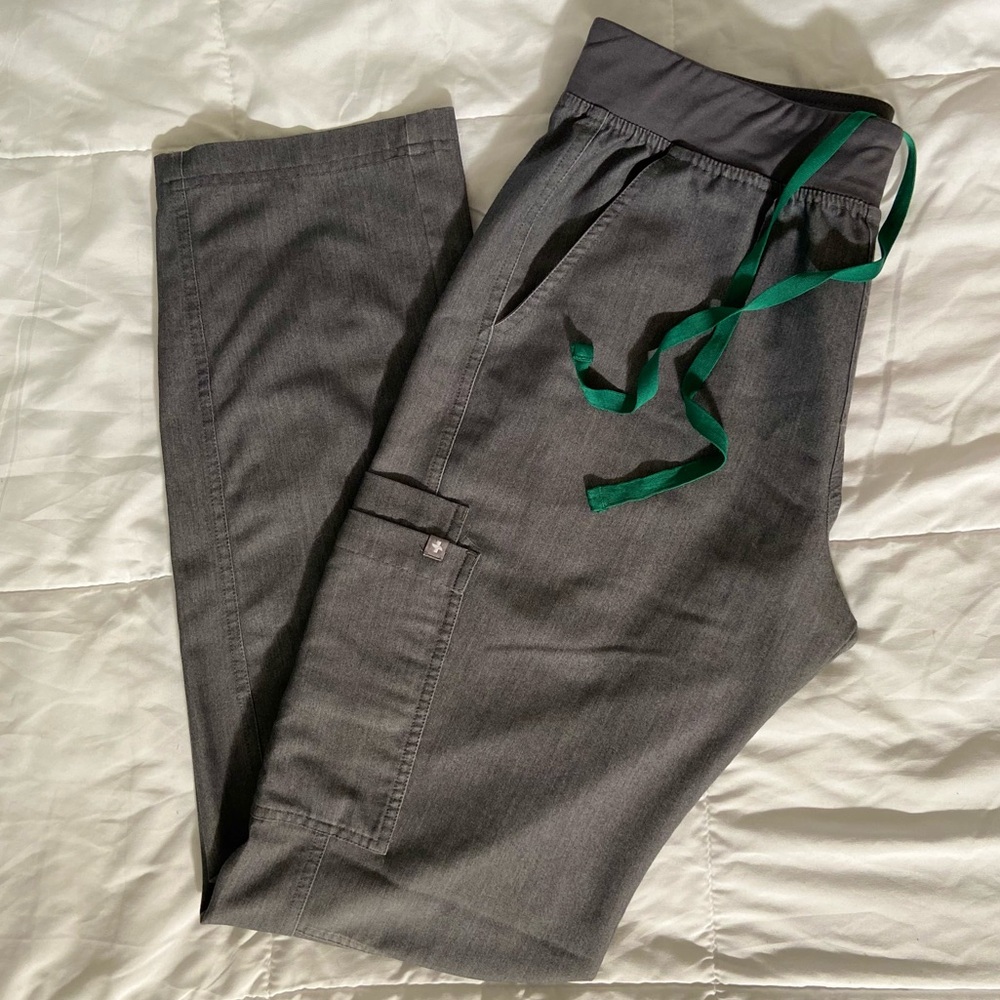 Figs Men’s Cargo Scrub Pants in GRAPHITE color